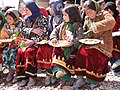 Bolalar uyi kuni bayramida ovqatlanayotgan qizlar (Chagʻcharon)