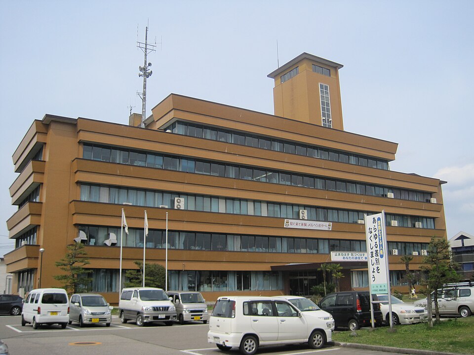 Fayl:Oyabe City Hall.jpg