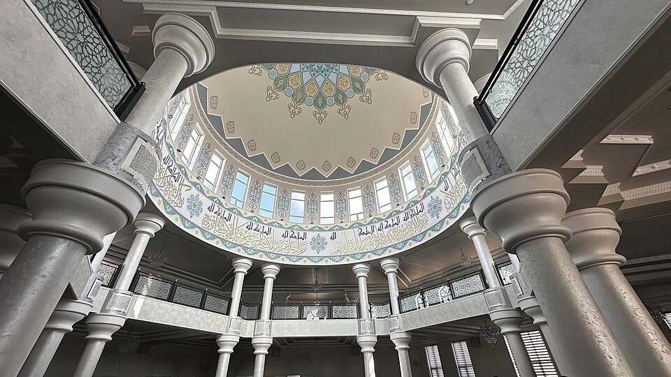 Fayl:SultonSanjarMoziyInterior3.jpg