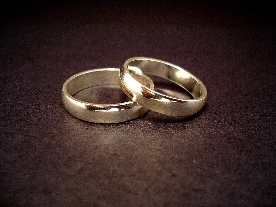 Fayl:Wedding rings.jpg