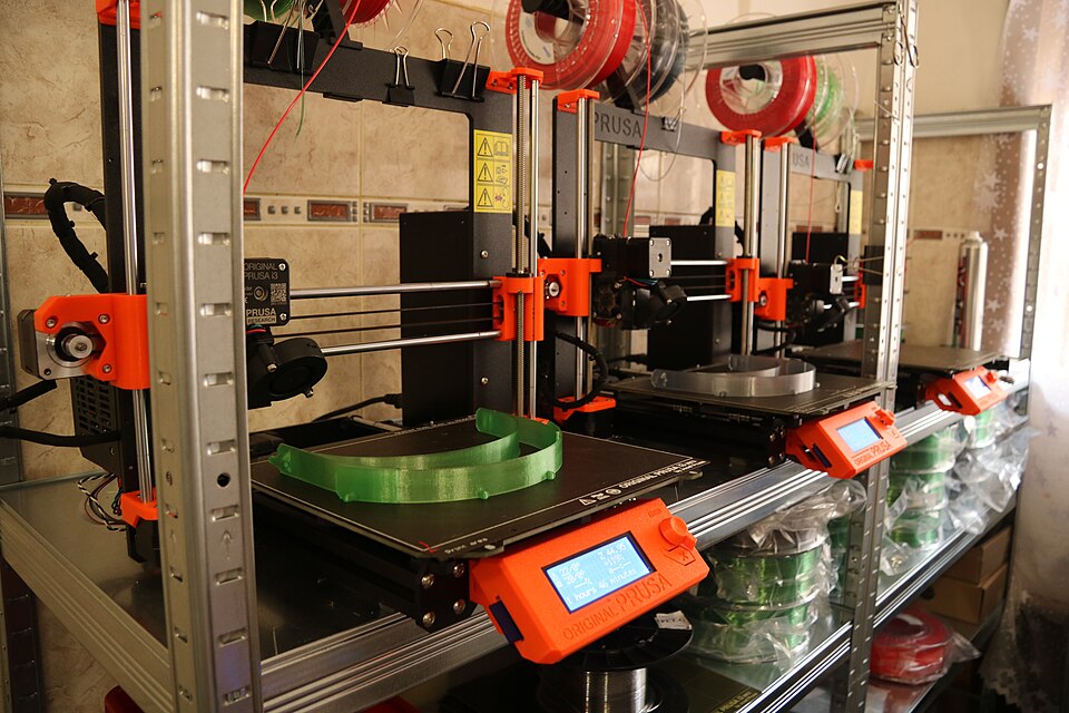 Fayl:3D printing of face shields.jpg