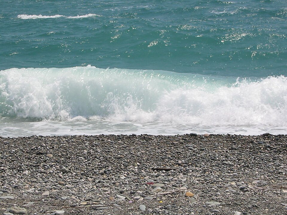 Fayl:Beach in pitsunda (1).jpg