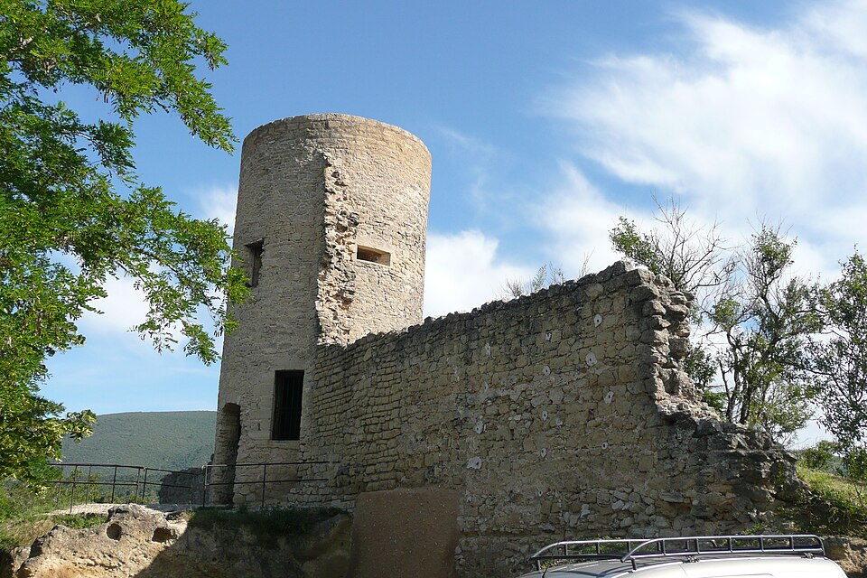 Fayl:Ruine à Cucuron.JPG