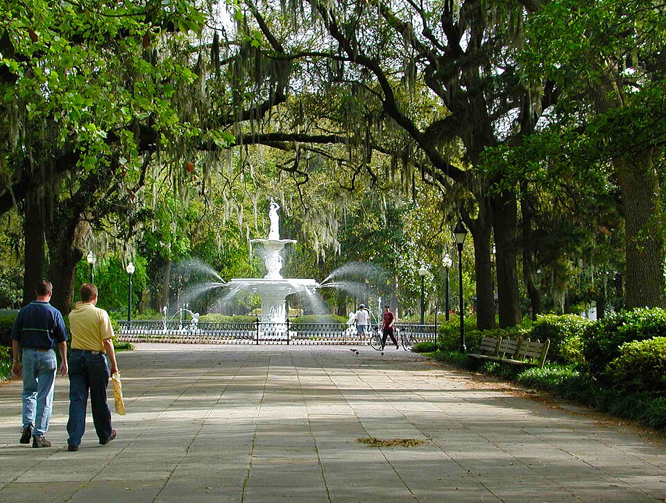 Fayl:Savannah Park with Fountain.jpg