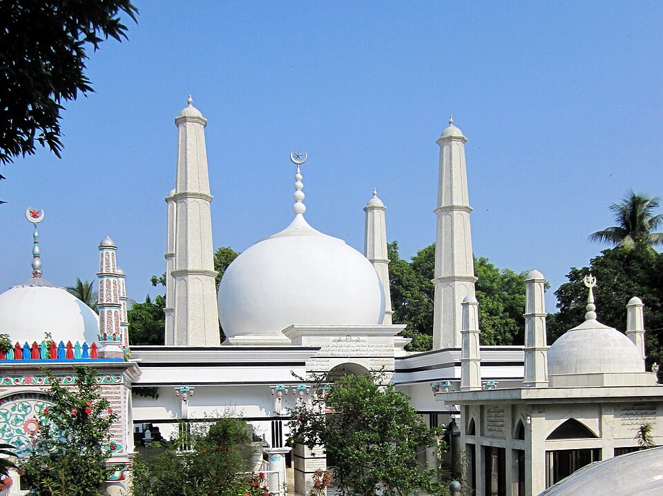 Fayl:Shrine of Khwaja Enayetpuri.jpg