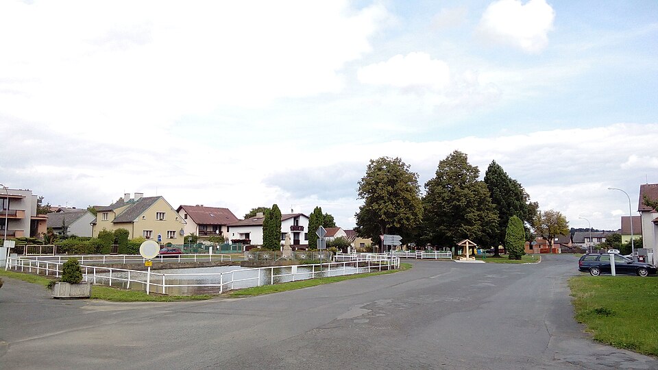 Fayl:Village green in Tlumačov (01).jpg
