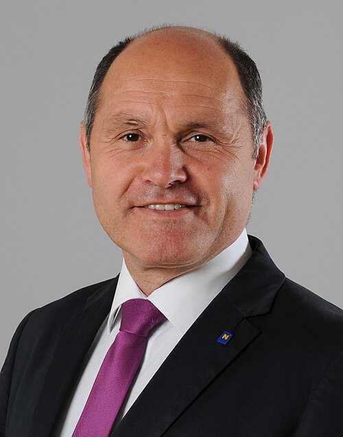 Fayl:Wolfgang Sobotka 23-05-2013 01 (cropped).JPG
