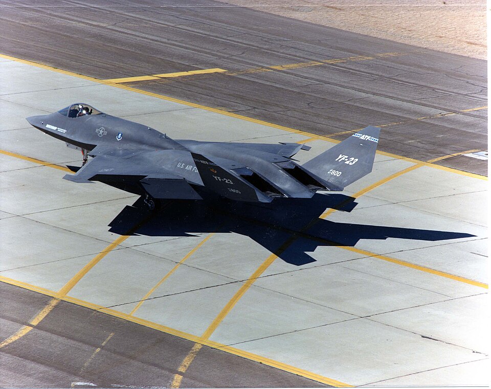 Fayl:YF-23 on taxiway.jpg