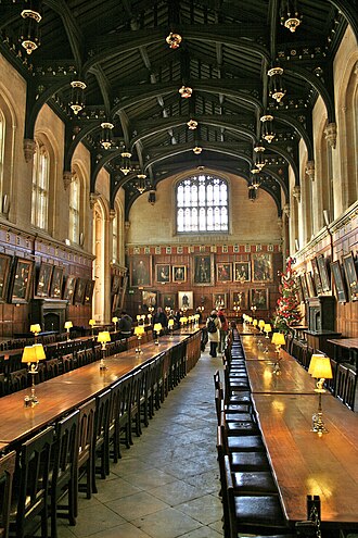 Hogwartsdagi Katta Zal syomkalari olingan, Oxfordning Christ Church kolledjining Ovqatlanish xonasi