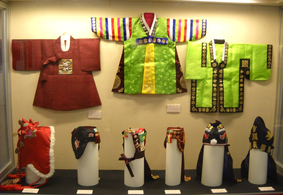 Fayl:Hanbok for babies.JPG