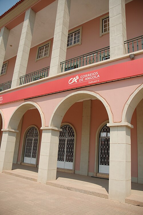 Fayl:Huambo central Post Office.jpg