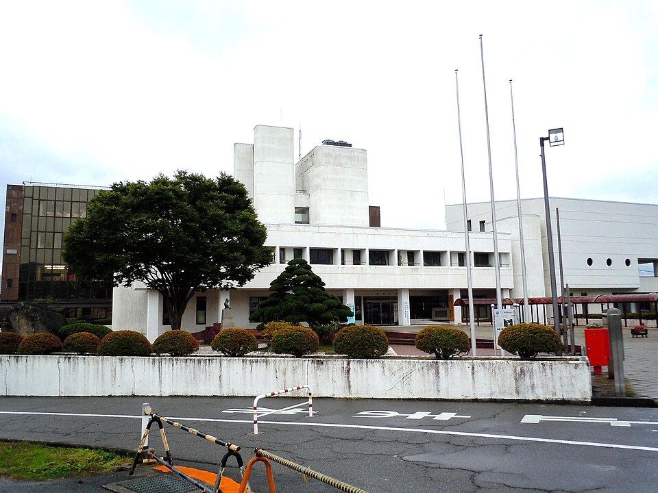 Fayl:Kaminoyama city hall.JPG