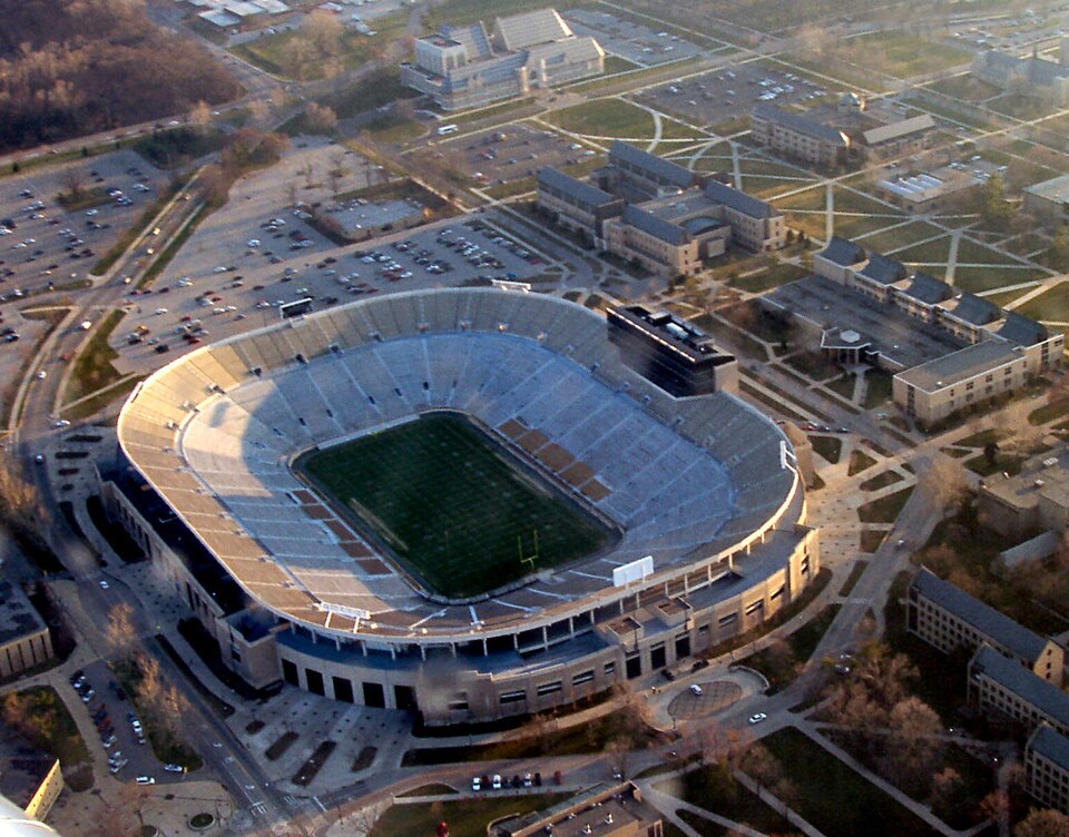 Fayl:Notre-dame-stadium.jpg