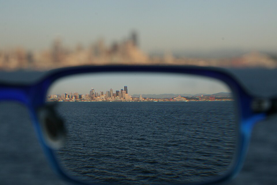 Fayl:Refraction through glasses 090306.jpg