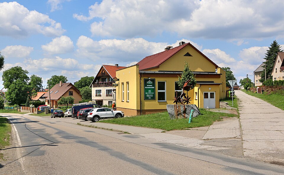 Fayl:Soběhrdy, restaurant.jpg