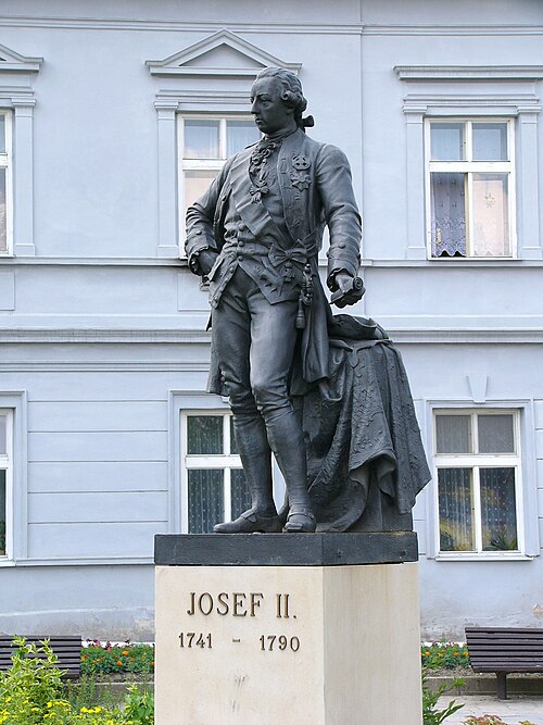 Fayl:Uničov, Josef II statue.jpg
