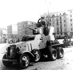 Anqaradagi harbiy parad vaqtida BA-3/6 rusumli harbiy mashinadagi turk askari (1935-yil)