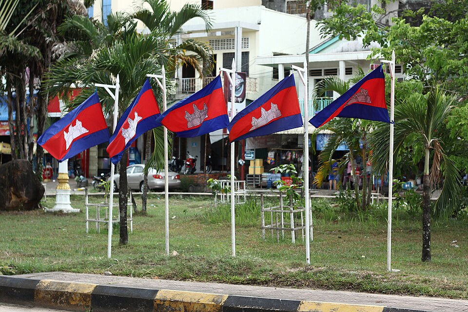 Fayl:Cambodia flags.jpg
