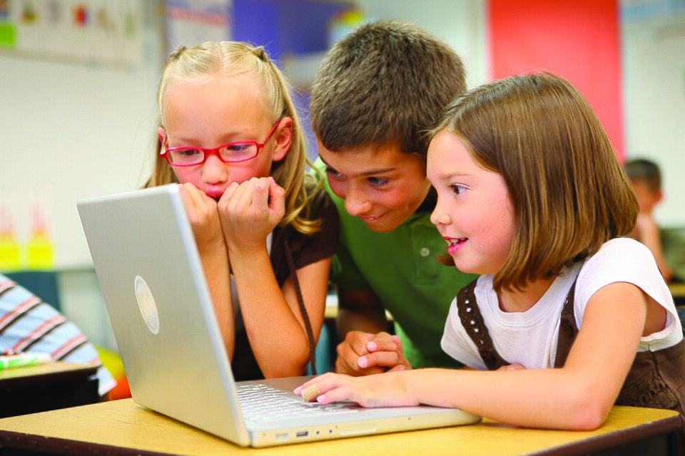 Fayl:Children at school (8720604364).jpg