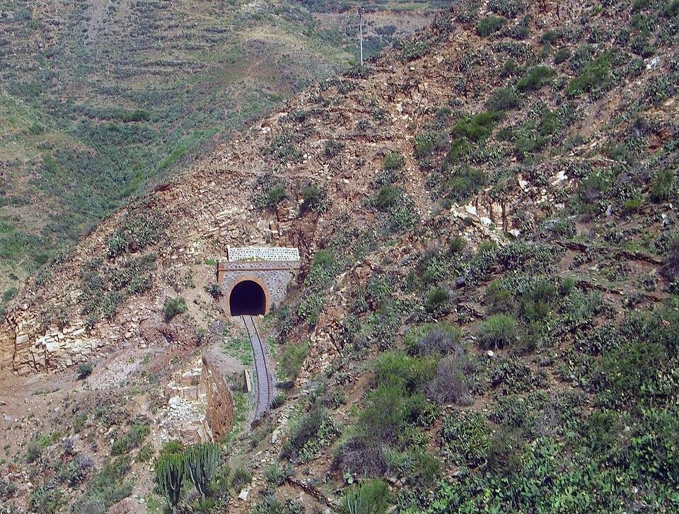 Fayl:Eritrea Train Mountain Tunnel.jpg