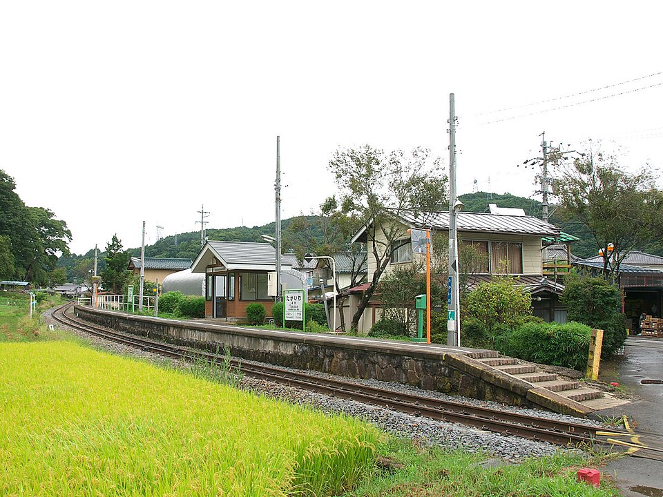 Fayl:JR-East-Koumi-line-Takaiwa-Station.jpg