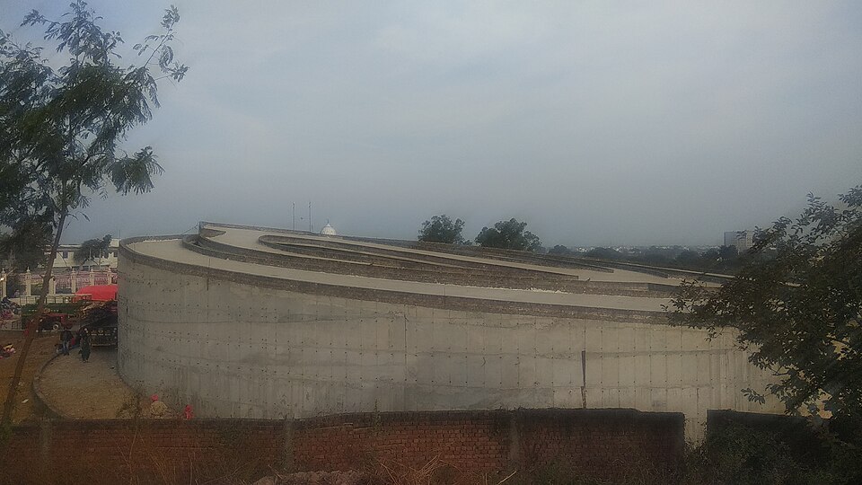 Fayl:Khanda museum Fatehgarh Sahib.jpg