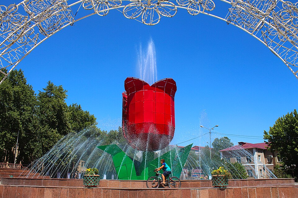 Fayl:Tulip-Fountain-Shymkent-Kazakhstan.jpg