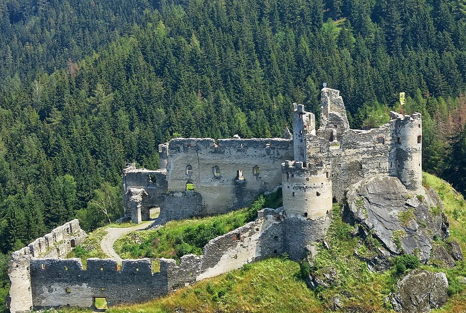 Fayl:Burgruine Steinschloss, West-Ansicht.JPG