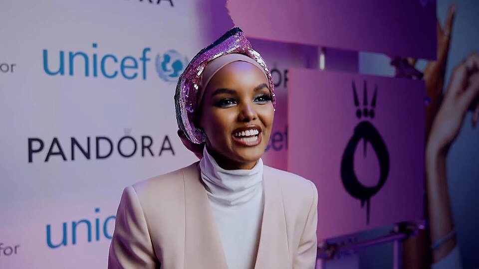 Fayl:Halima Aden (2020) 0-13 screenshot.jpg
