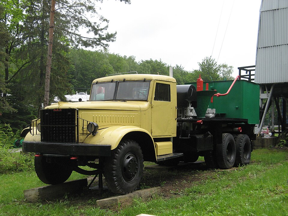 Fayl:KrAZ vehicle in Polish museum.jpg