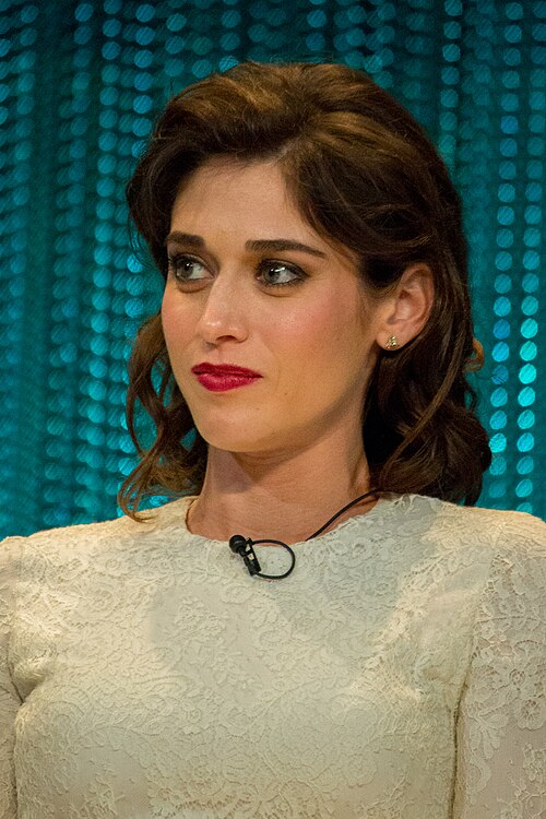 Fayl:Lizzy Caplan at PaleyFest 2014.jpg