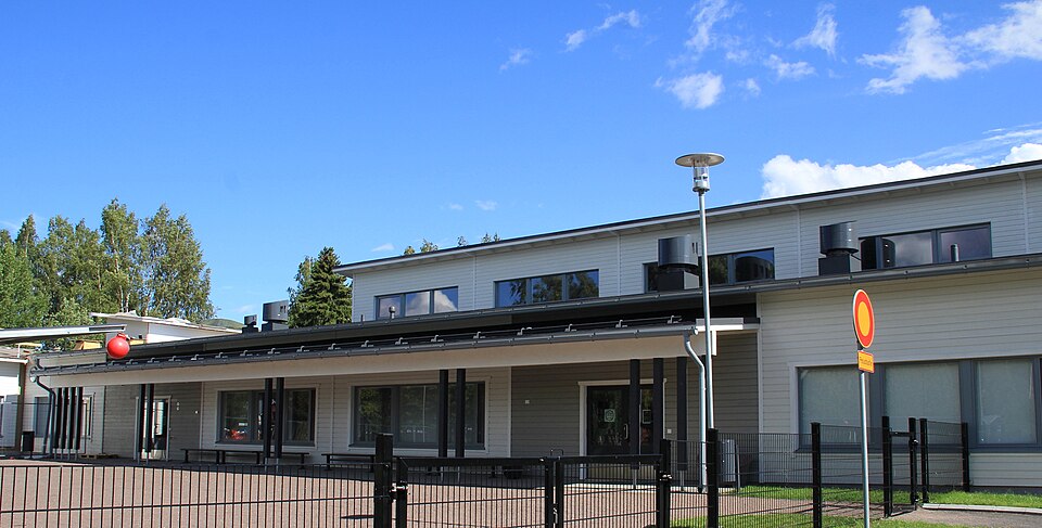 Fayl:Monninkylä school 1.jpg