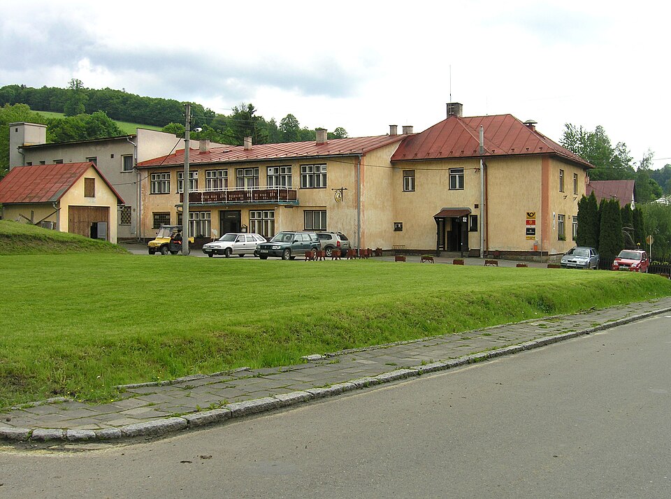 Fayl:Prlov, municipal office.jpg