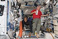Satcher va Leland Melvin 2-tugun ichida suzmoqda.