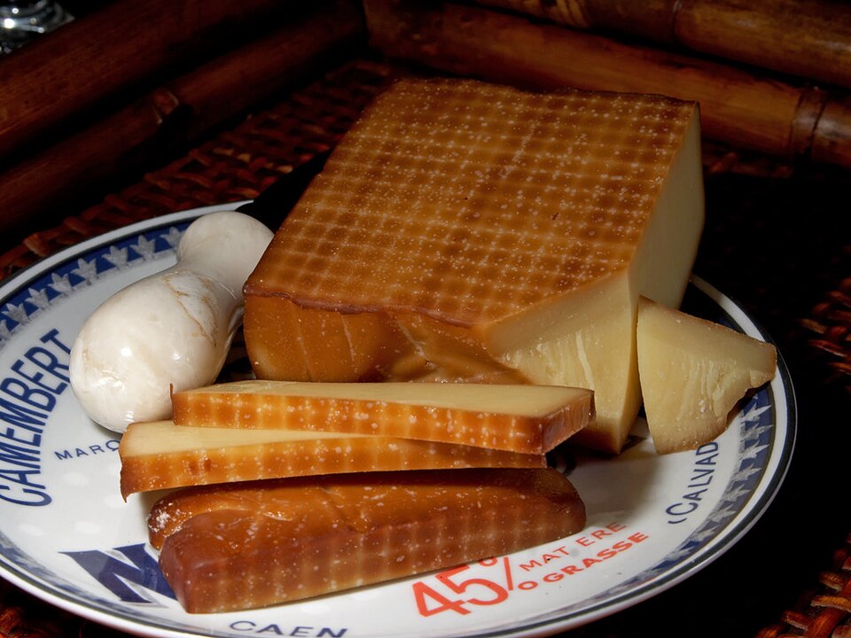 Fayl:Smoked Gruyère cheese.jpg