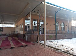 Masjid asosiy binosi va ayvon.