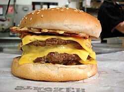 toʻrtta goʻshtli kotlet va bekonni oʻz ichiga olgan „Quad Stacker“ chizburgeri