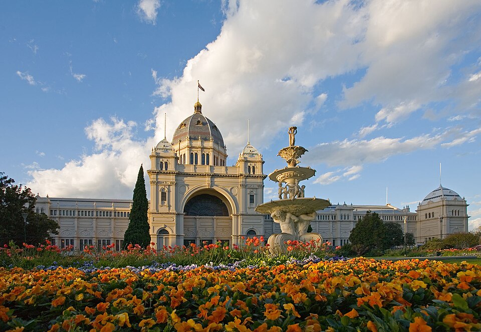 Fayl:Royal exhibition building tulips straight.jpg