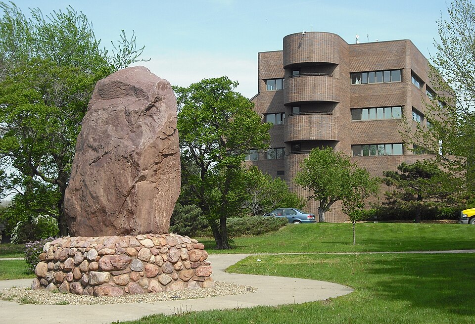 Fayl:Shunganunga Boulder with City Hall.JPG