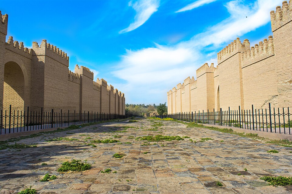 Fayl:Street in Babylon.jpg