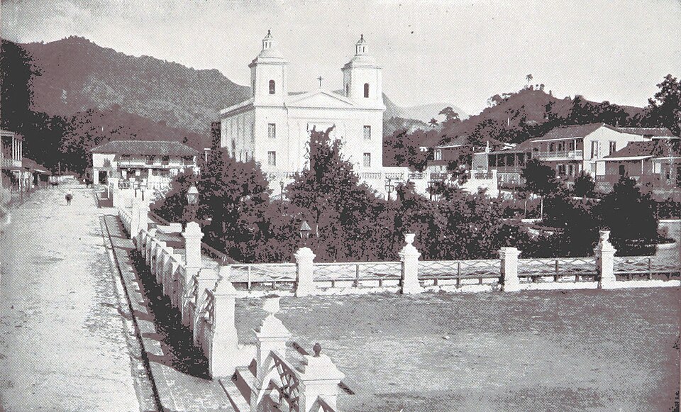Fayl:The Plaza in Utuado.jpg