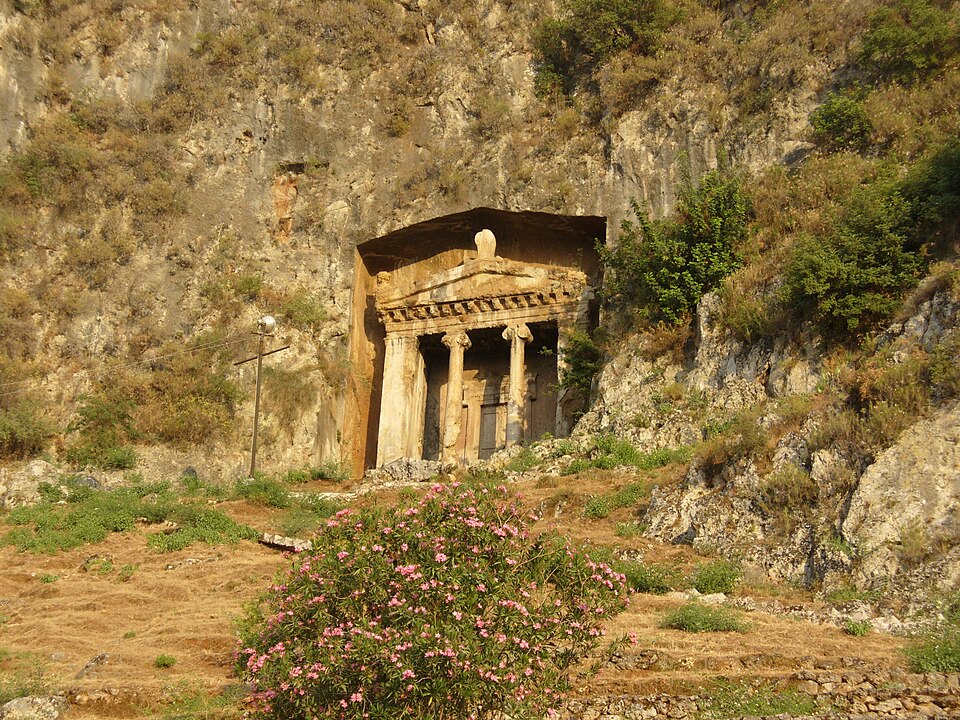 Fayl:Tomb of Amyntas.jpg