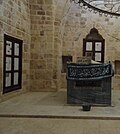 Masjid ichidagi Ibrohim ibn Adham qabrining surati