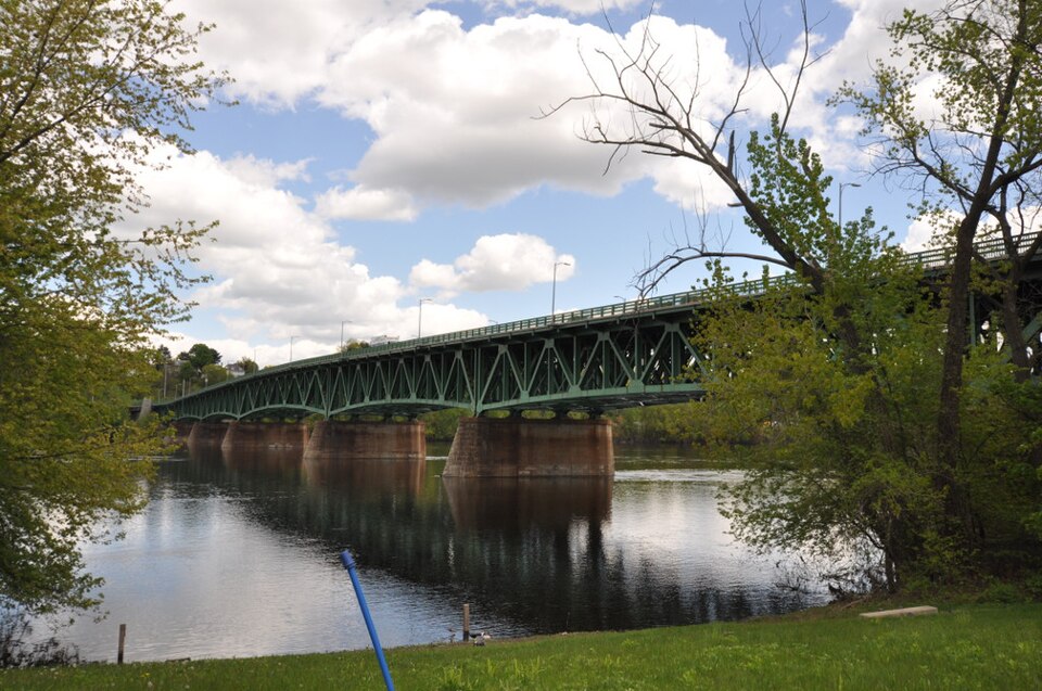 Fayl:AgawamMA SpringfieldSouthSideCTRiverBridge.jpg
