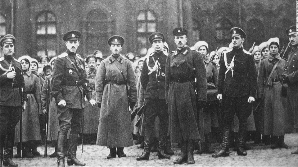 Fayl:BatallónDeLaMuerteDesfilandoAnteElPalacioDeInvierno--historywartimes14londuoft.jpg
