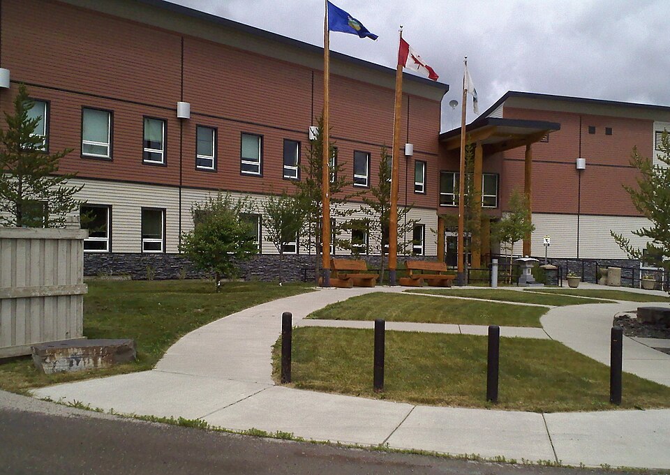 Fayl:Hinton Govt Centre.jpg