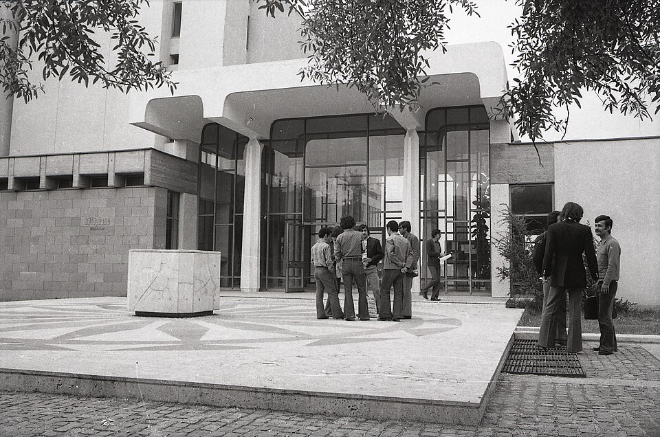 Fayl:METU Library - 14663259627.jpg