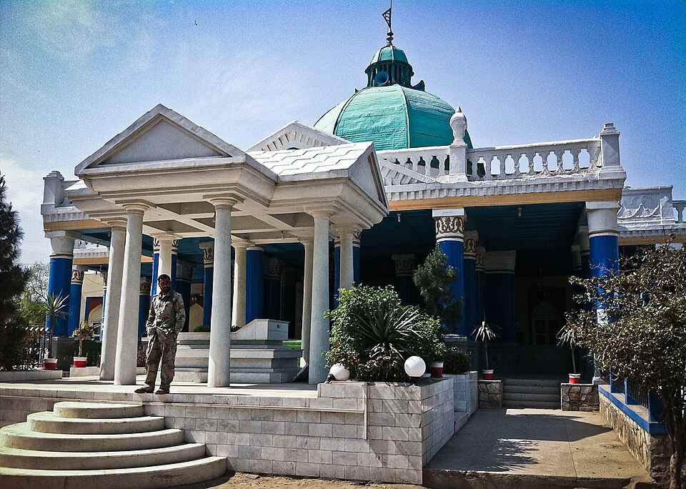 Fayl:Mausoleum of Amanullah Khan-cropped.jpg
