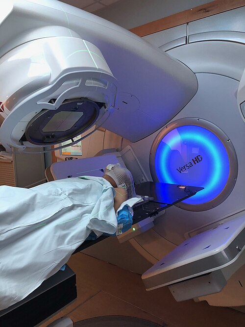 Fayl:Radiation therapy for cancer.jpg