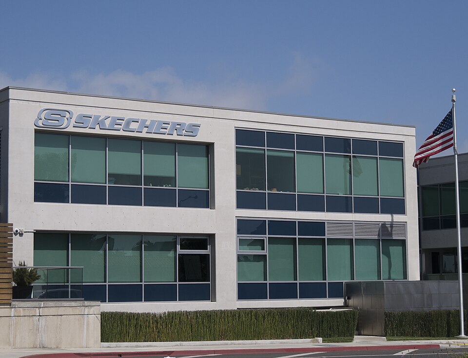 Fayl:Skechers headquarters in Manhattan Beach.jpg